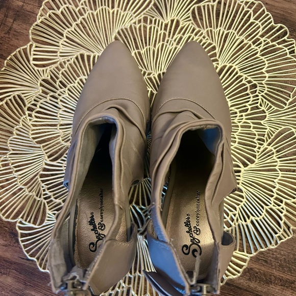 Seychelles Taupe Wedge Booties - Picture 3 of 7